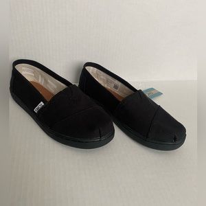 TOMS NWT Youth Black Canvas size 2Y